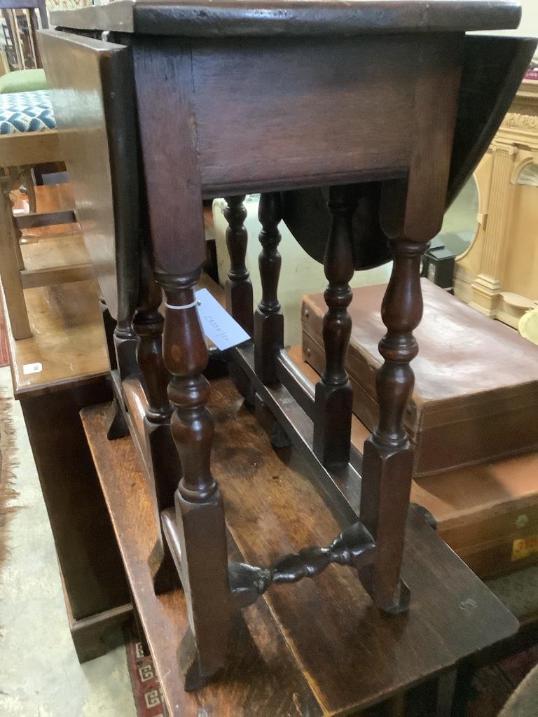 A small early 18th century oak gateleg table, width 76cm, 89cm extended, height 73cm